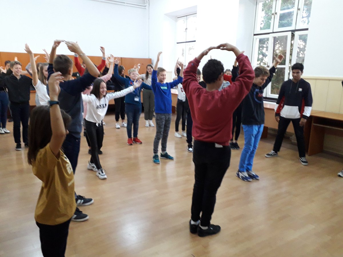EYzeure's tweet photo. Réforme du collège : on mimera au lieu d'écrire. 
Les professeurs évalueront désormais des vidéos. Les élèves à  besoins particuliers n'en seront que mieux pris en compte. C'est la fin du bavardage sous sa forme sa forme connue.
@DSDEN_03 @acclermont @VilleYzeure @Allierdpt https://t.co/pk1nmD9ZE6