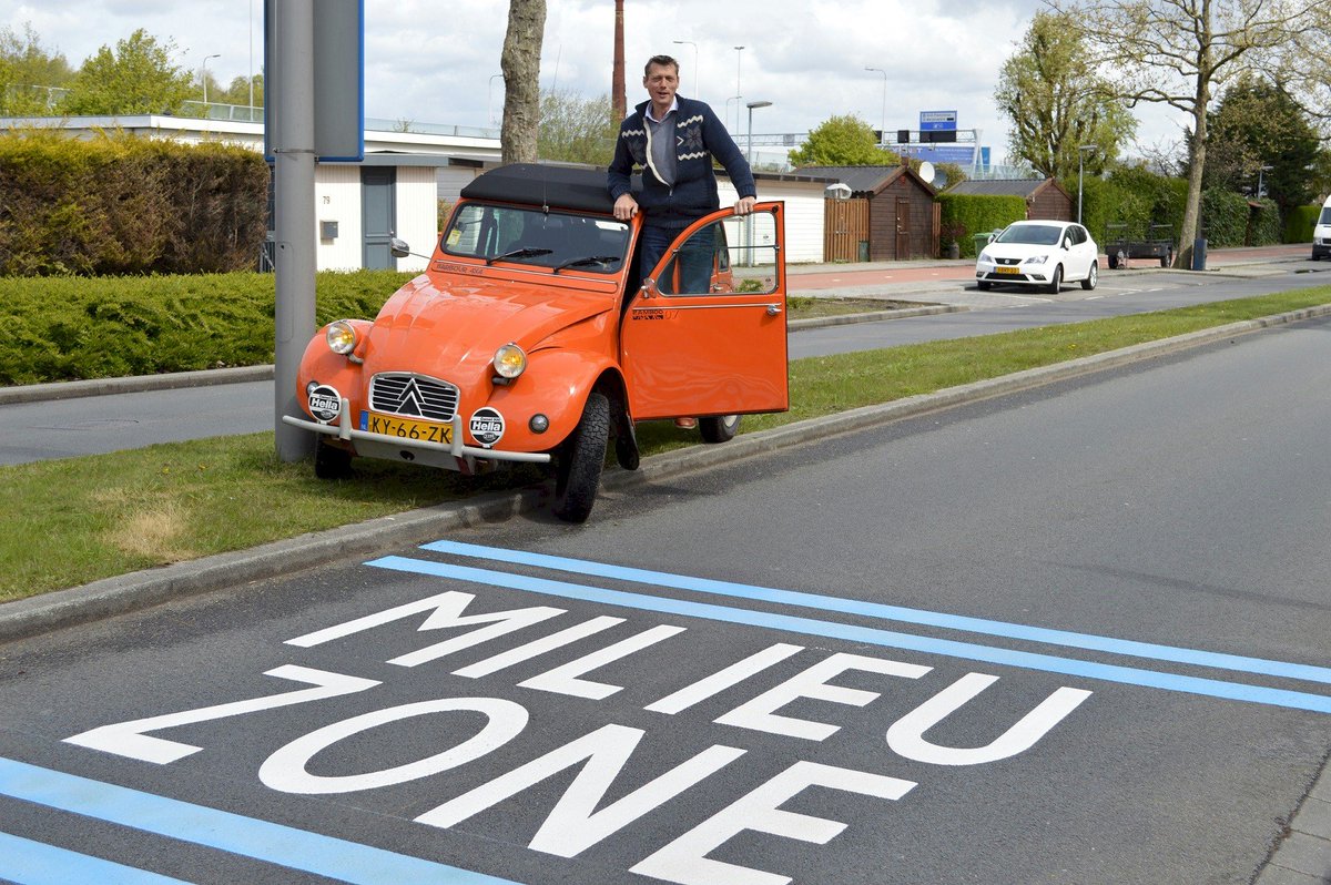 FrankHensen's tweet photo. @Mistervanloo @ErikPutten @classiccars01 Die rijd sinds de 'uitfasering van de #milieuzone' af en toe door Rotterdam. Zie https://t.co/obbueNyTDG #MZnee https://t.co/Hru4mx3QMM