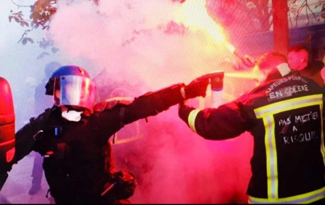 Comment a t on pu en arriver là ? Les pompiers et les policiers face à face alors qu’on les espère main dans la main ! Mais où va t on ? Y a t il encore un pilote dans l’avion régalien ?