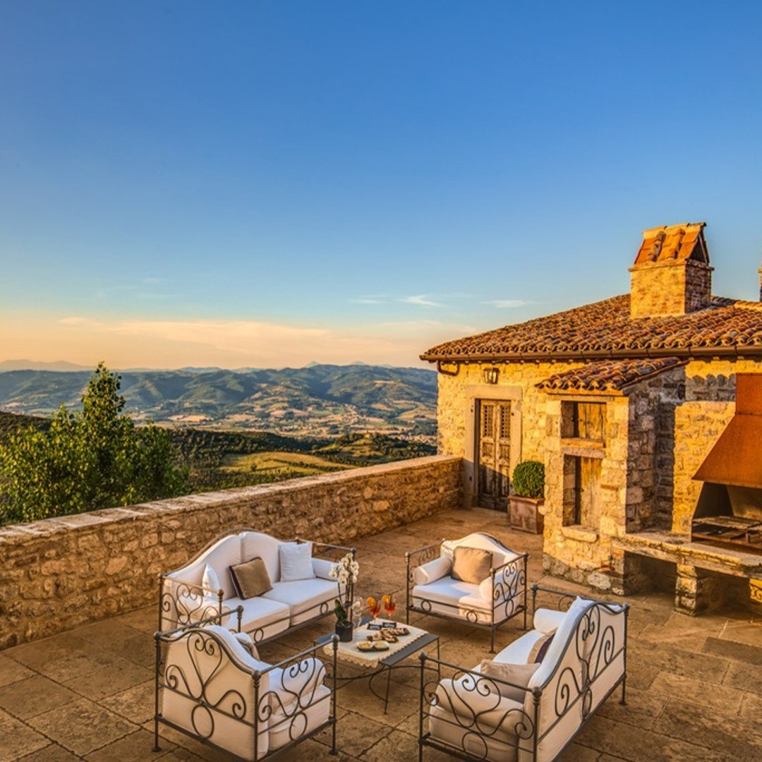 byunique_com's tweet photo. With its ancient and dominant spirit, its allure, its uniqueness, this fully restored Castle Procopio Tuscany represents a new idea of grandiose luxury, a terrific mixture of classic architecture and contemporary, edgy design. https://t.co/CUqbRH44ef https://t.co/lB7LP6jzyn