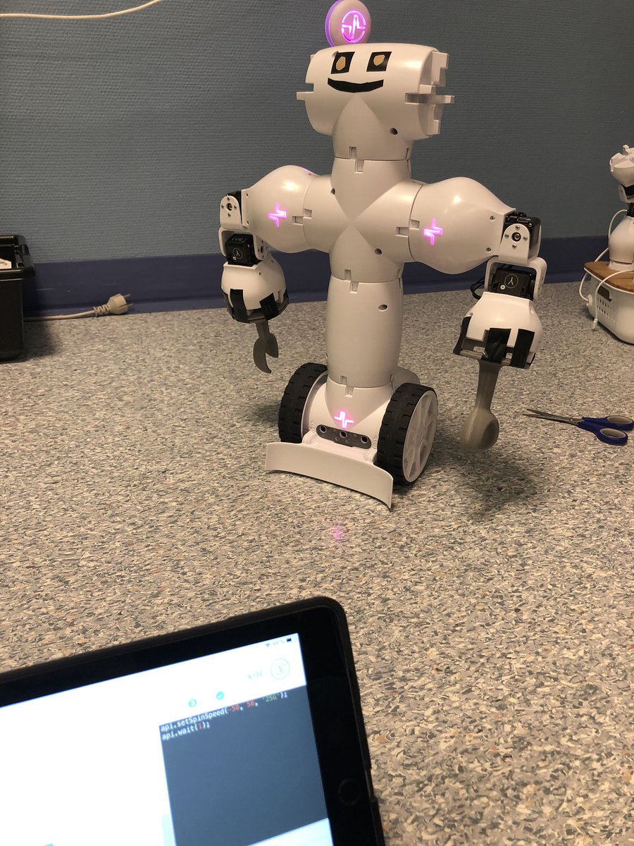 Teknologi og læring på Myrene Skole. Både voksne og barn lærer🤩 Her har elever designet en robot som hjelper eldre til å hente og plukke opp ting. Vi jobber tverrfaglig og har trukket inn etiske dilemmaer i møte med teknologi. <a href="/ShapeRobotics/">Shape Robotics</a> <a href="/Haukenes/">Kristine Haukenes</a>