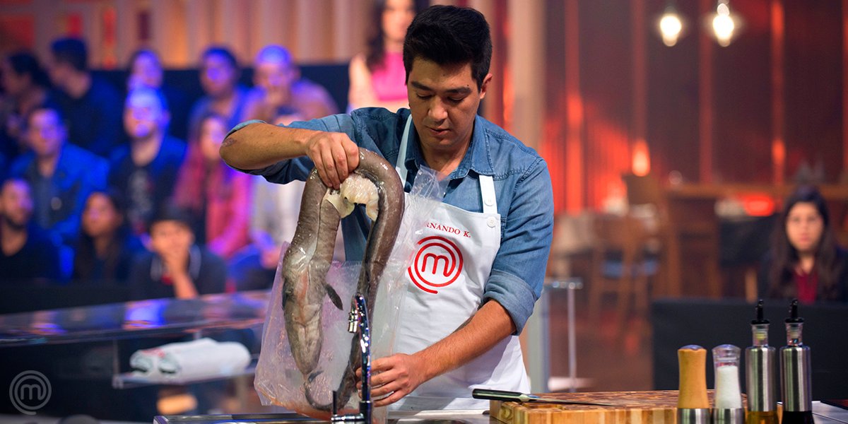 masterchefbr's tweet photo. Fernando K. está de volta à maior competição culinária do mundo! 🔥 Depois de agradar o paladar dos chefs com enguia, o cozinheiro recebeu a dólmã que garante a permanência no #MasterChefARevanche! 🙌

#MasterChefBR

#TimeFernandoK https://t.co/1nHdO1AsNt