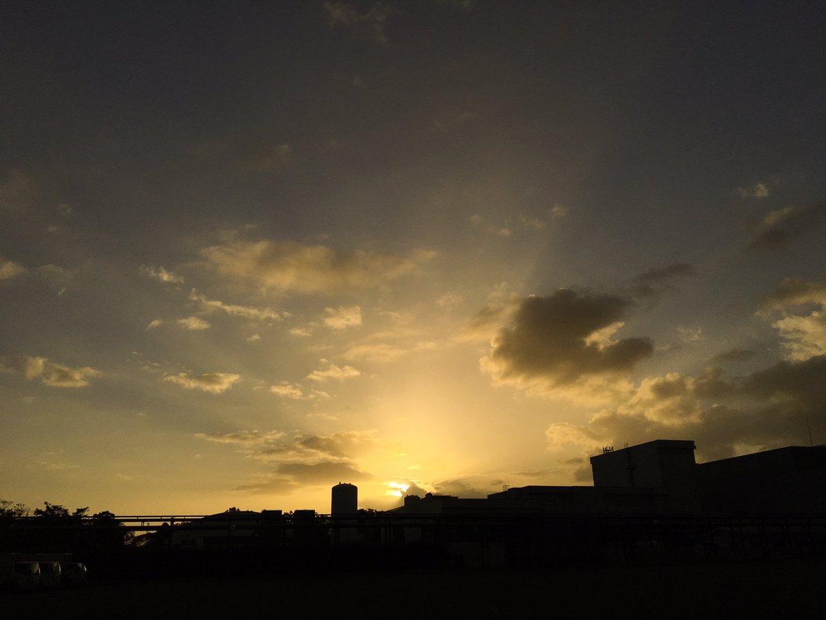 furu_moe's tweet photo. 苦しみと いつかの希望と
夢見心地と現実と

#朝焼け
#空
#放射
#雲
#思うこと
#morningglow 
#sky
#autumn
#lyrical
#ファインダー越しの私の世界
#写真好きな人と繋がりたい
#カメラ好き
#美しい風景
#綺麗な景色
#brilliant
#photography
#landscape
#beautiful_japan
#iphonephotography https://t.co/TZoWYGxsZJ
