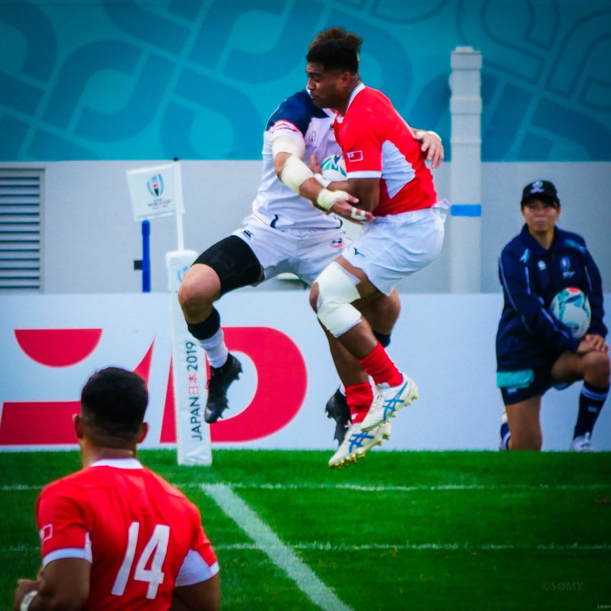 Somy_Ausf_T's tweet photo. #空中戦
#ハイパン からの空中での争奪戦、見せ場の一つですな。先日の日本vsスコットランドでは少なかったような。台風の影響で風が強かった??
リフティングは大学ラグビーを熱心に観戦していた当時は見ませんでしたねぇ
#W杯 #トンガ vs #アメリカ
#RWC2019 #ARGvTGA #RWC花園
#ファイト一発で応援 https://t.co/qpHG1aaucY