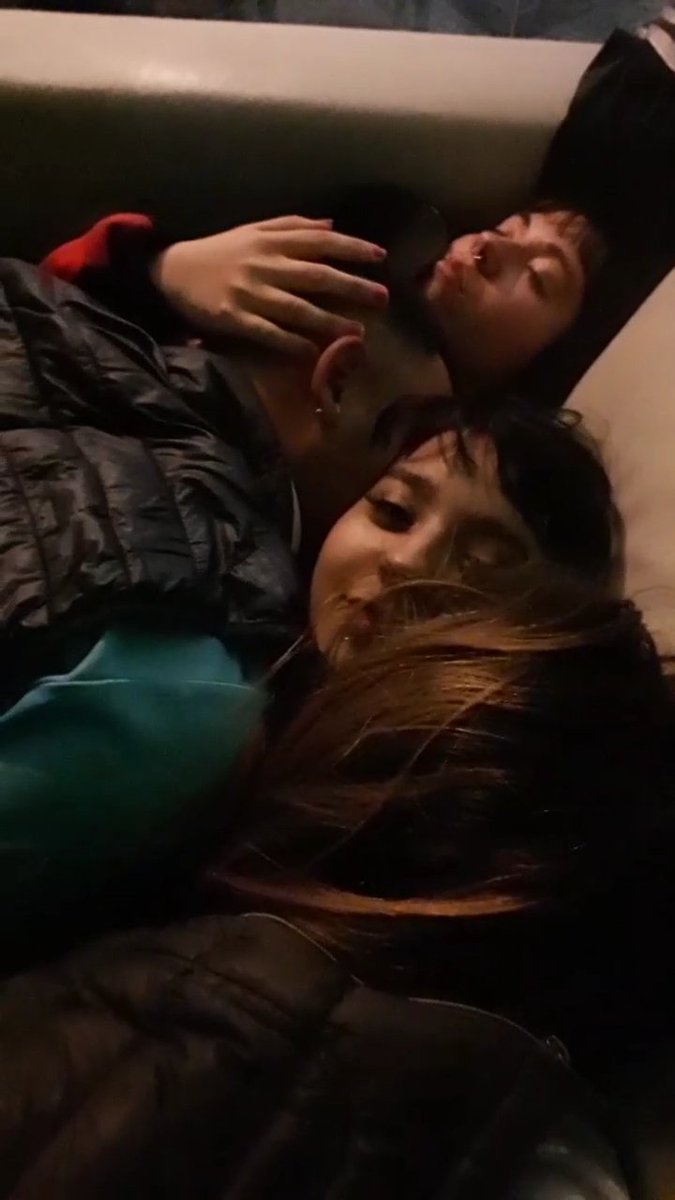 b0ndarsmile's tweet photo. Esta foto me encanta, fue a las 7am despues del boliche los 4 abrazados en el sillón y aunque estaba en pedo, pensaba que a pesar de todo ustedes se quedaron que las buenas por fin llegaron y era con ustedes y nada más donde quería estar. https://t.co/eUfRZBzwXR