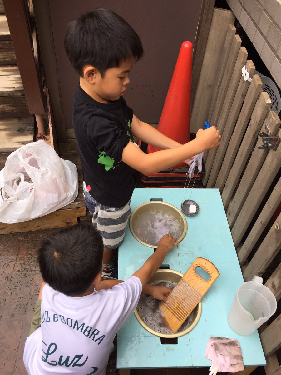 MSTokyoGarden's tweet photo. @MSTokyoMaple came back from camp and washed the gloves they used for sweet potato digging. #MSTgarden #MSTelementarycamp #MSTresponsibility https://t.co/LEuaRZAunc