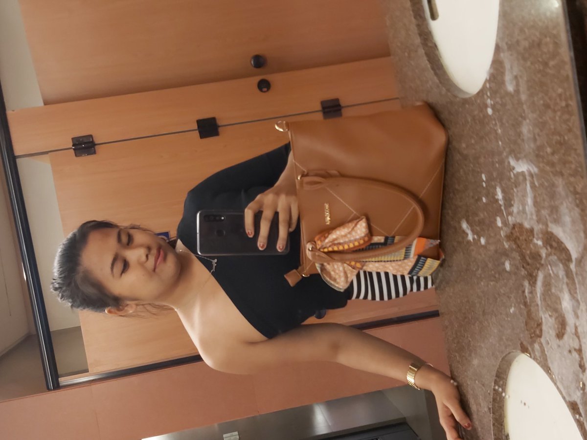 gorJOYCE_09's tweet photo. one side. hmm shoud i let my hair done with bangs and color?
chuthinks?
Hello Twitter world?
#ENJOYCE https://t.co/exgqMNh0y6
