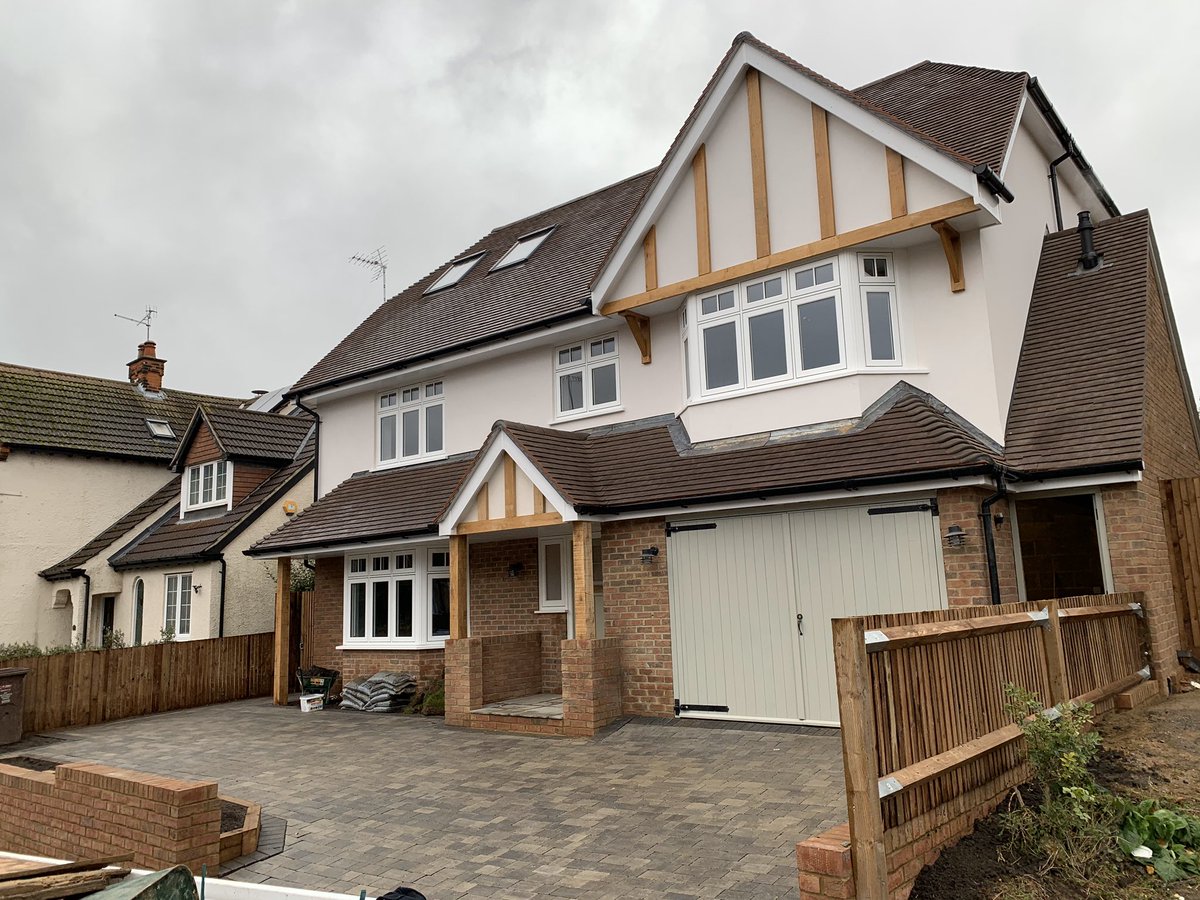 HarpendenWindow's tweet photo. Another beautiful install completed in St Albans,Here we installed our R9 flush casement white woodgrain windows and doors and  Reynears Cp130Ls patio doors finished In 7016m 9005M Jet Black Matt,A perfect combination of modern and traditional 😍👌

@residence9 
@ReynaersLimited https://t.co/O3aIF1ErWj