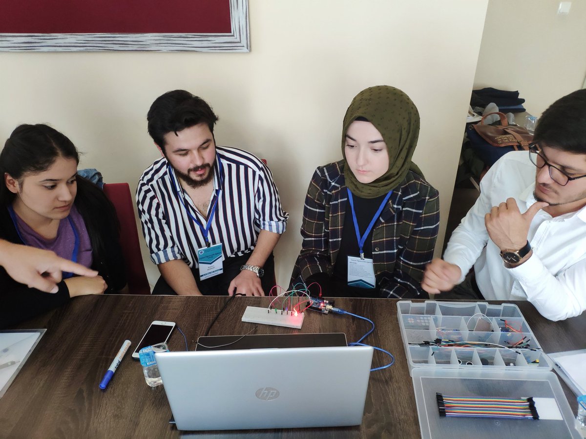 Dijital öğrenci eğitimi etkinliği robotik kodlama eğitimi ile devam ediyor. Soldan sırayla Eğitim, hukuk, tıp, mühendislik öğrencileri aynı masada kodluyor <a href="/atauni1957/">Atatürk Üniversitesi</a> #dijitalöğrenci
