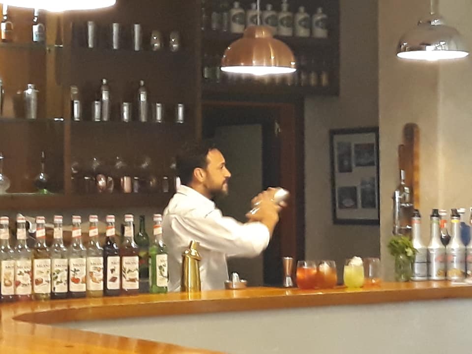 IESAtenea's tweet photo. Masterclass de bebidas #SinAlcohol para el alumnado #FPRestauración... Preparación y servicio de apetecibles cócteles y cafés libres de alcohol. Gracias a Sergio Millán de #OTCGroup por esta excelente experiencia formativa para nuestros estudiantes🍸☕️🔝 https://t.co/IiVZxtwhD0