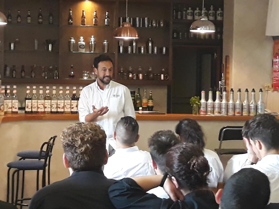 IESAtenea's tweet photo. Masterclass de bebidas #SinAlcohol para el alumnado #FPRestauración... Preparación y servicio de apetecibles cócteles y cafés libres de alcohol. Gracias a Sergio Millán de #OTCGroup por esta excelente experiencia formativa para nuestros estudiantes🍸☕️🔝 https://t.co/IiVZxtwhD0