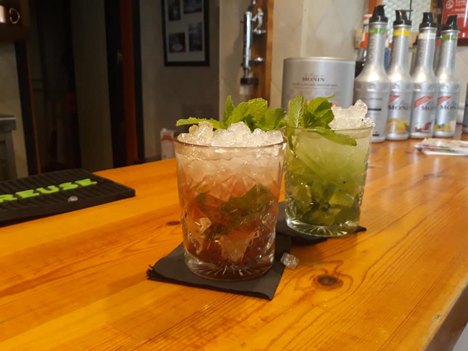 IESAtenea's tweet photo. Masterclass de bebidas #SinAlcohol para el alumnado #FPRestauración... Preparación y servicio de apetecibles cócteles y cafés libres de alcohol. Gracias a Sergio Millán de #OTCGroup por esta excelente experiencia formativa para nuestros estudiantes🍸☕️🔝 https://t.co/IiVZxtwhD0