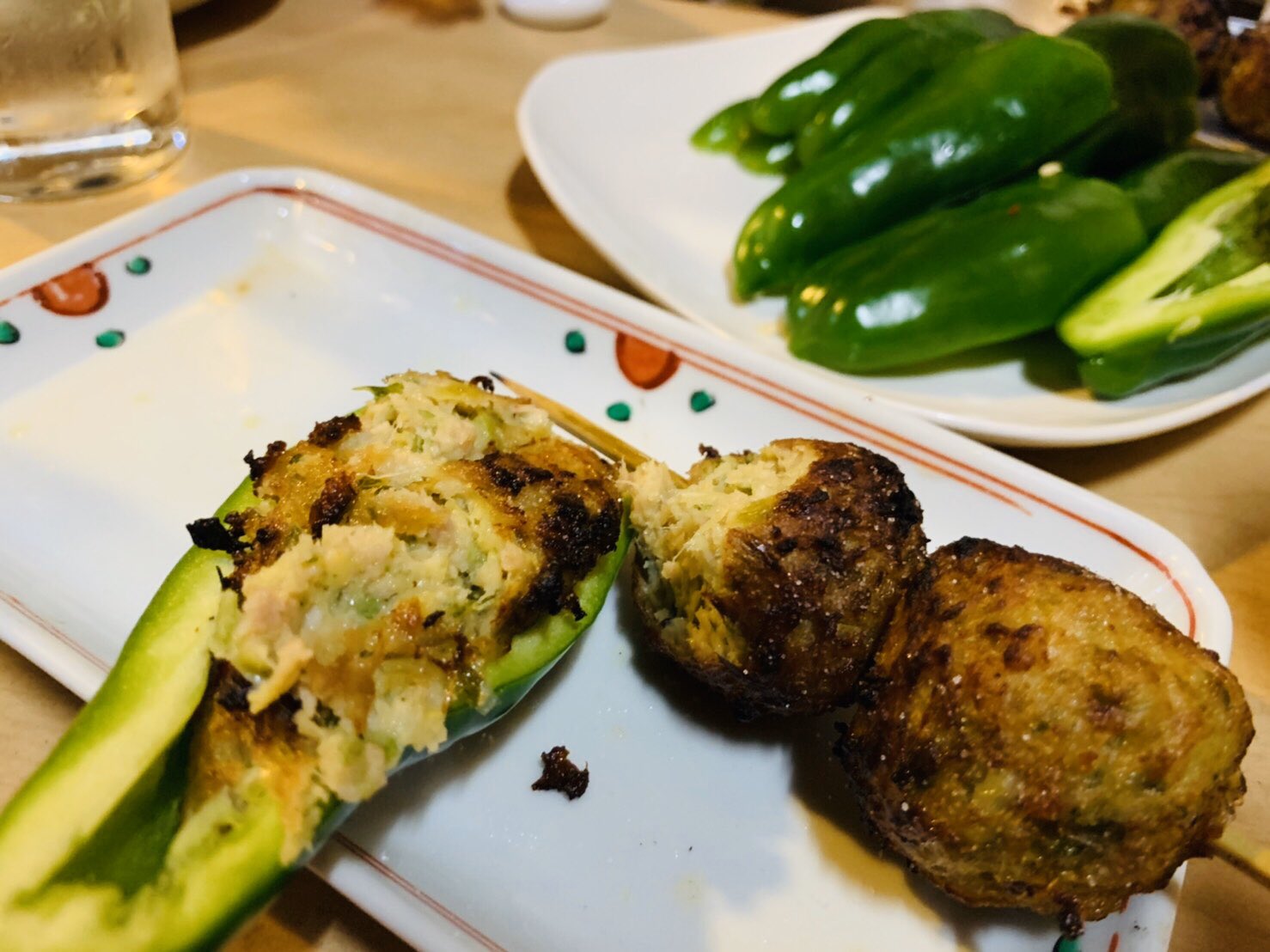 辻本耕志 先日仕事終わりで行った 門前仲町にある焼き鳥屋 庄助 のつくねピーマンが最高だった つくねをピーマンに乗せたらギュッと潰して食べるのさ
