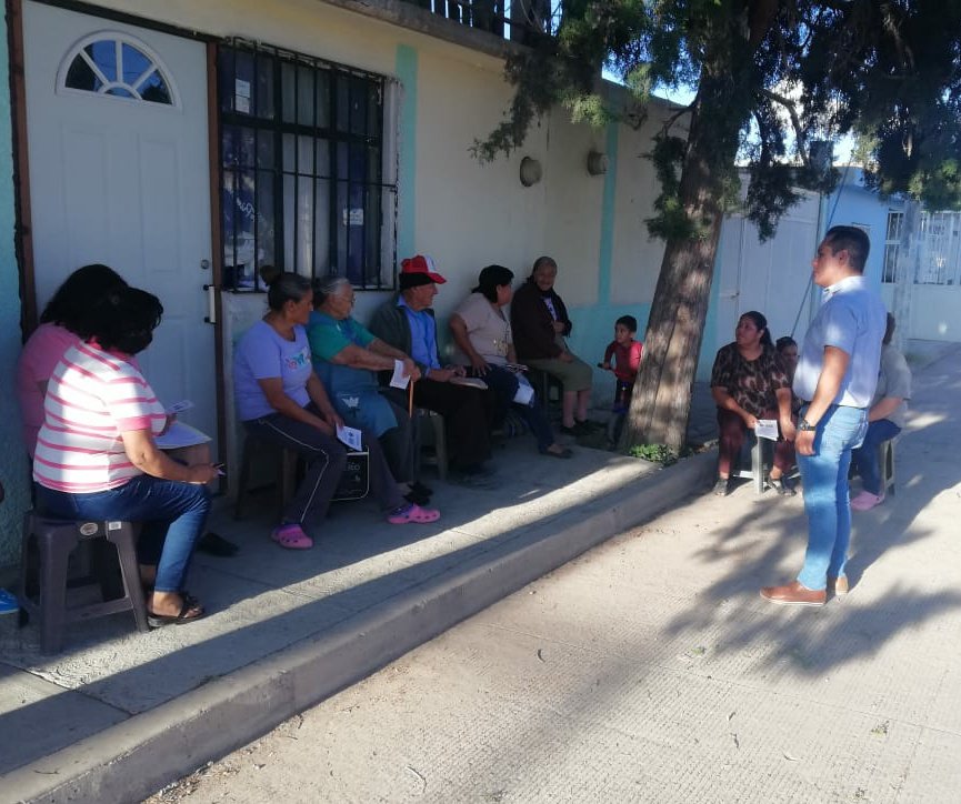 DMSPDGO's tweet photo. #VinculaciónSocial visita el Comité de Vigilancia Vecinal de la Col. México, en donde en compañia del Departamento de Prevención del Delito se impartió platica sobre Tips de Prevención, así mismo se les hablo sobre los reportes al #CEMMIP y la aplicación #CiudadanoSeguro https://t.co/61HYv2c1sb