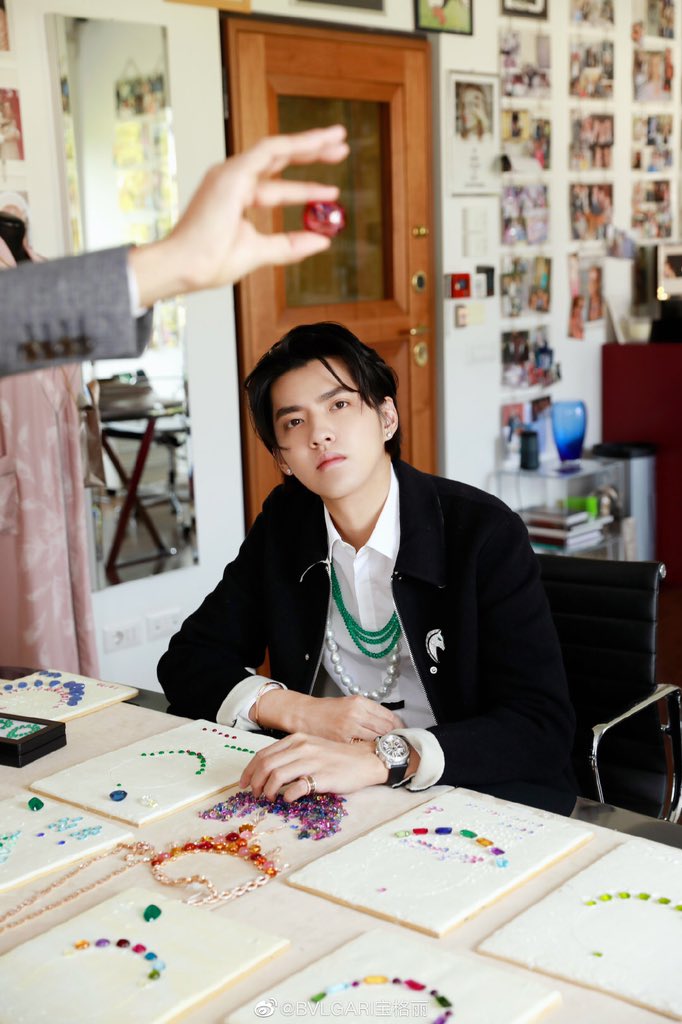 yaoyao_august's tweet photo. 191015 @Bulgariofficial weibo update
First stop of Holiday in Rome: Bulgari Gem Table โinspiration tableโ with Kris Wu @kriswu and CEO Jean-Christophe Babin
#KrisWu #WuYiFan #ๅดไบฆๅก #51f https://t.co/ECtiCREKiQ