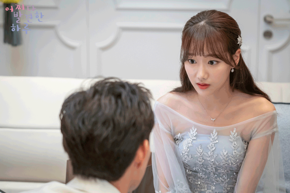 mbcdrama_pre's tweet photo. ⚠또 다른 삼각관계⚠
도화선배..아니 도화의 슬픈 바이올린 연주🎻
ㄱㅏ끔은 눈물을 참을 수 없는 ㄴㅐ가 별루ㄷr...

💓두근두근 학원 판타지 로맨스
MBC 수목미니시리즈 <#어쩌다발견한하루>
오늘 밤 8시 55분 방송✔

#mbcdrama #어하루 #이나은 #정건주 #김영대 #드라마틱9 https://t.co/A28UAvw76P