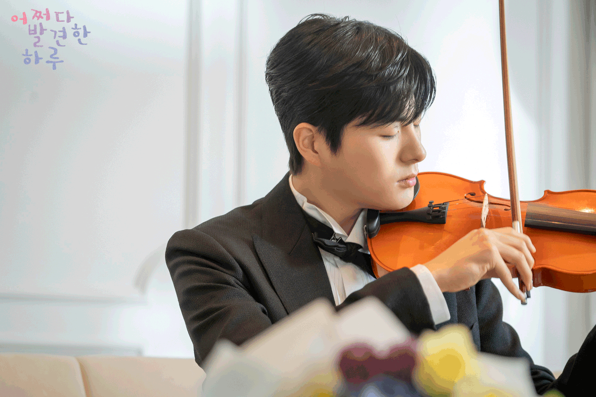 mbcdrama_pre's tweet photo. ⚠또 다른 삼각관계⚠
도화선배..아니 도화의 슬픈 바이올린 연주🎻
ㄱㅏ끔은 눈물을 참을 수 없는 ㄴㅐ가 별루ㄷr...

💓두근두근 학원 판타지 로맨스
MBC 수목미니시리즈 <#어쩌다발견한하루>
오늘 밤 8시 55분 방송✔

#mbcdrama #어하루 #이나은 #정건주 #김영대 #드라마틱9 https://t.co/A28UAvw76P