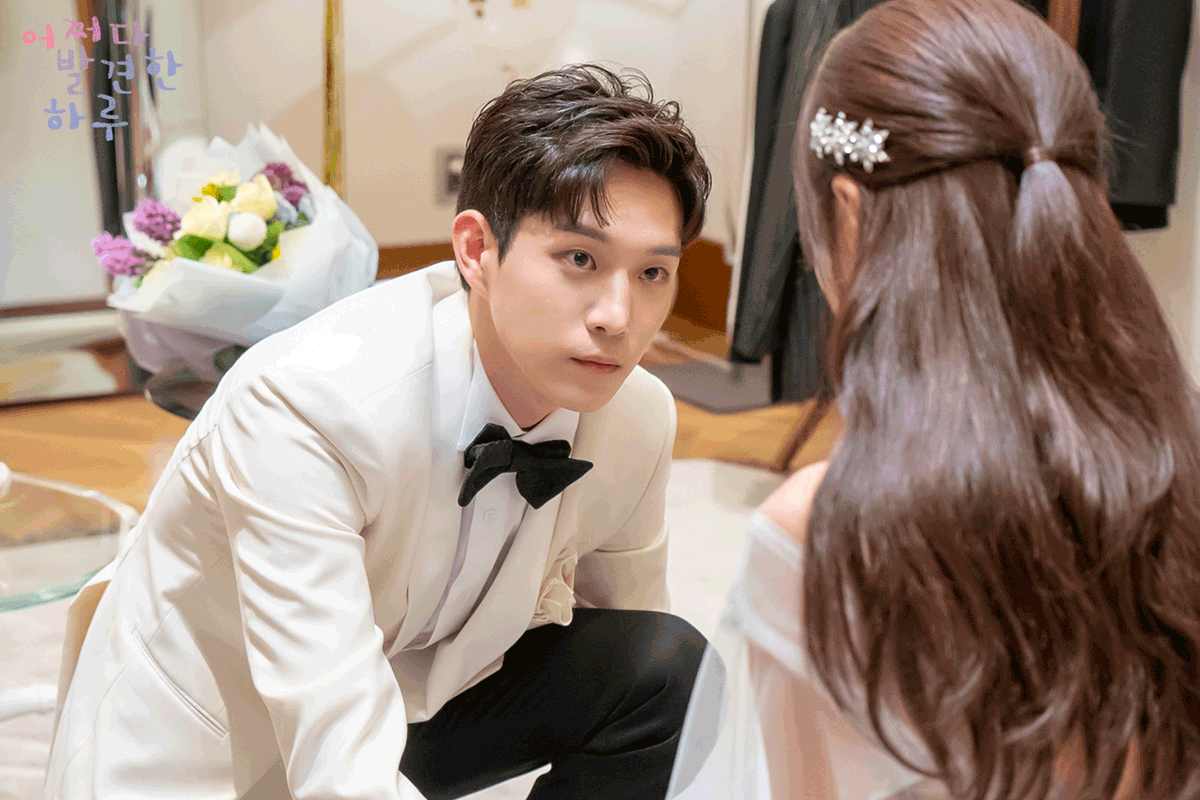 mbcdrama_pre's tweet photo. ⚠또 다른 삼각관계⚠
도화선배..아니 도화의 슬픈 바이올린 연주🎻
ㄱㅏ끔은 눈물을 참을 수 없는 ㄴㅐ가 별루ㄷr...

💓두근두근 학원 판타지 로맨스
MBC 수목미니시리즈 <#어쩌다발견한하루>
오늘 밤 8시 55분 방송✔

#mbcdrama #어하루 #이나은 #정건주 #김영대 #드라마틱9 https://t.co/A28UAvw76P