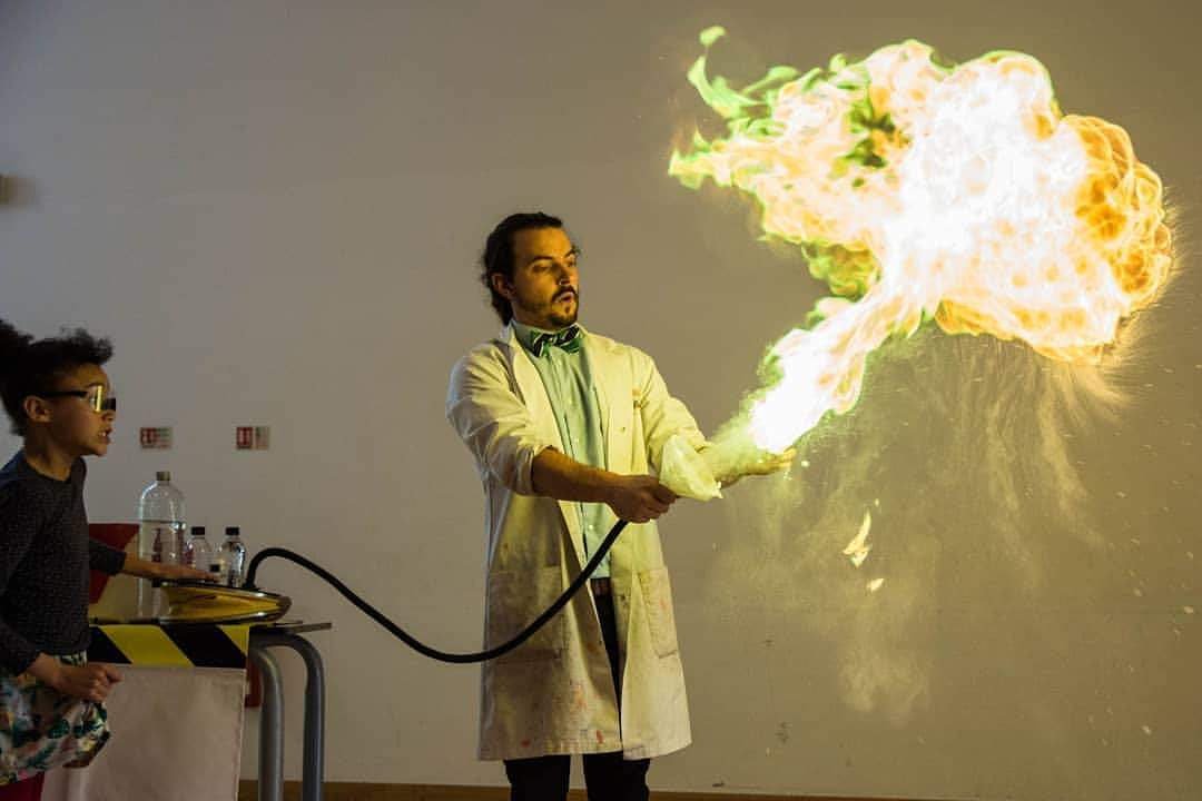 #AtomicTom giving good #fireball at #Banbury #LiteraryLive, 16 October 2017. 

#eventphotography #science #playingwithfire #fire