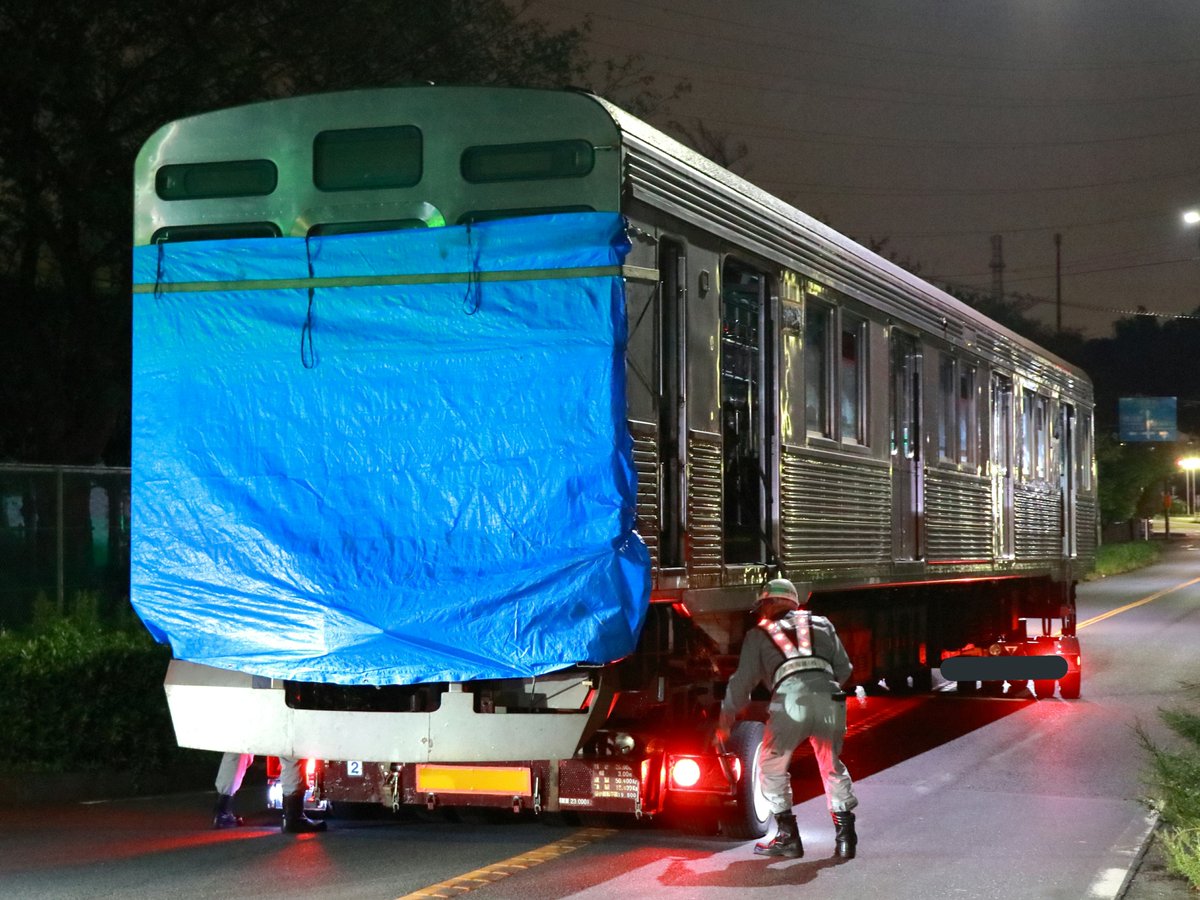 Tokuchan4698606's tweet photo. 【2019.10.15 東急8500系8632F 廃車搬出へ】

デハ8879(9号車)とデハ8532(10号車)が搬出されました。
先頭車はいつも通りブルーシートで覆われていました。

#東急8500系
#8632F https://t.co/iWlyMTcVUr