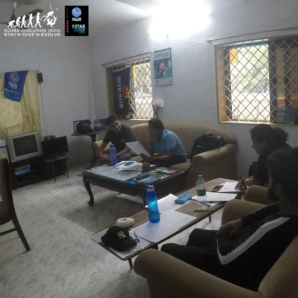 scubaevolution's tweet photo. Here is what Day 1 of our IDC looked like. Exam Reviews in progress.
#ScubaEvolutionIndia #ScubaDiving #IDC #Passion #Teaching #Sports #PADI #Instructor #Safety #Adventure #Goa #Anjuna https://t.co/x2qJ3lO5ct