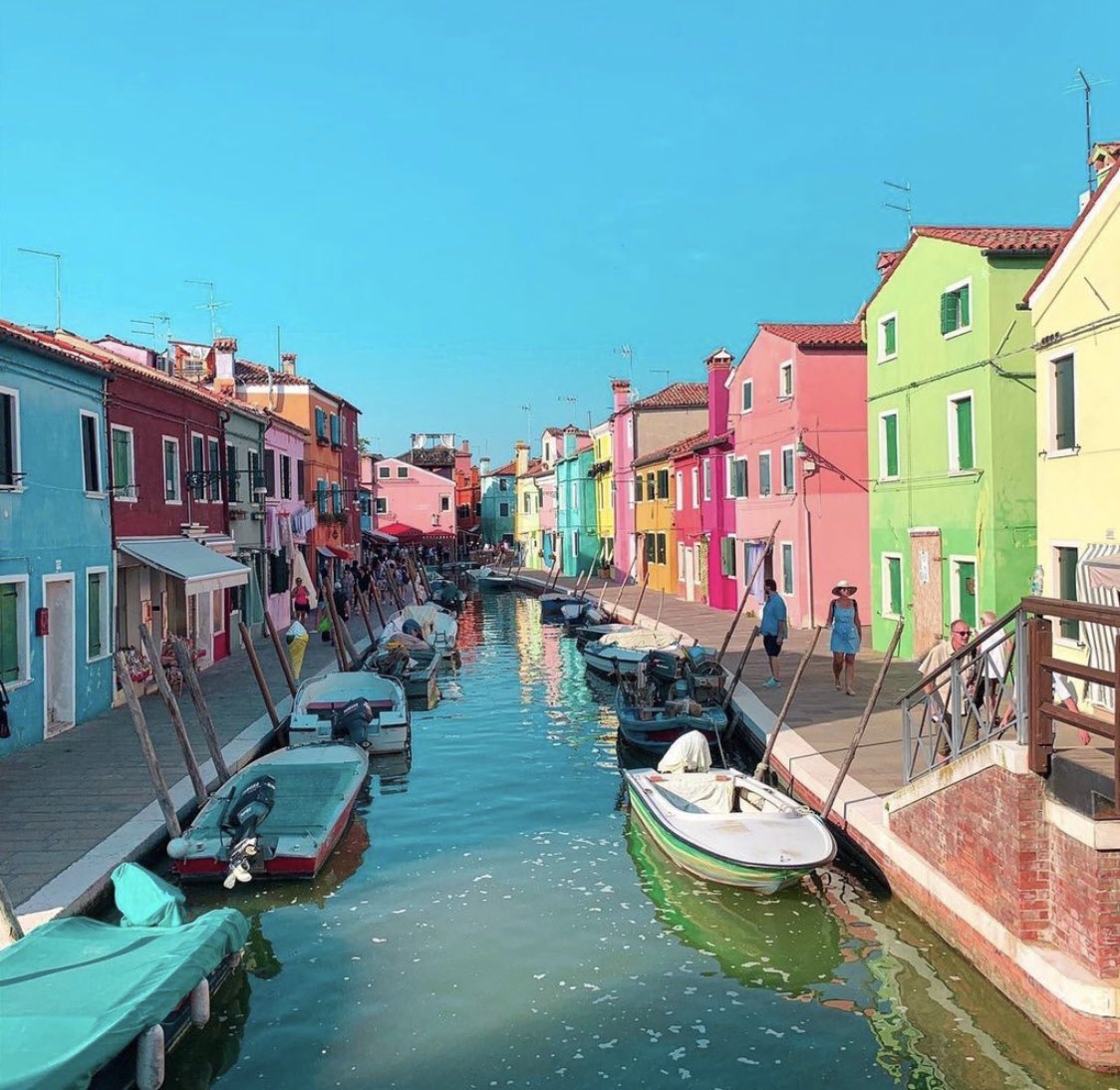 جزيرة بورانو 🌴 في ايطاليا 🇮🇹 #السعودية #السفر #travelling #travelphotography #igtravel #darlingescapes #traveldiary #wanderlust #وناسة #lifeofadventure #openmyworld #المسافرون_العرب#worldcaptures #travelawesome #اجاز سياحة# المسافر #worldtravelpics #travelmore #worlderlust