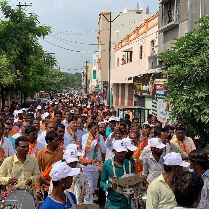MLAvijaydeshmuk's tweet photo. आजच्या पदयात्रेत सहभागी तमाम बंधू भगिनीं समवेत काही क्षणचित्रे. . सोलापूर शहर उत्तर विधानसभा मतदारसंघाचे भाजपा महायुतीचे अधिकृत उमेदवार म्हणून घरोघरी भेटी घेत प्रभाग दौरा करताना.विजय सिद्रामप्पा देशमुख🌷 #MaharashtraAssemblyPolls #Solapur #northSolapur
#पुन्हा_आणूया_आपले_सरकार https://t.co/qxJGd7ZQW1