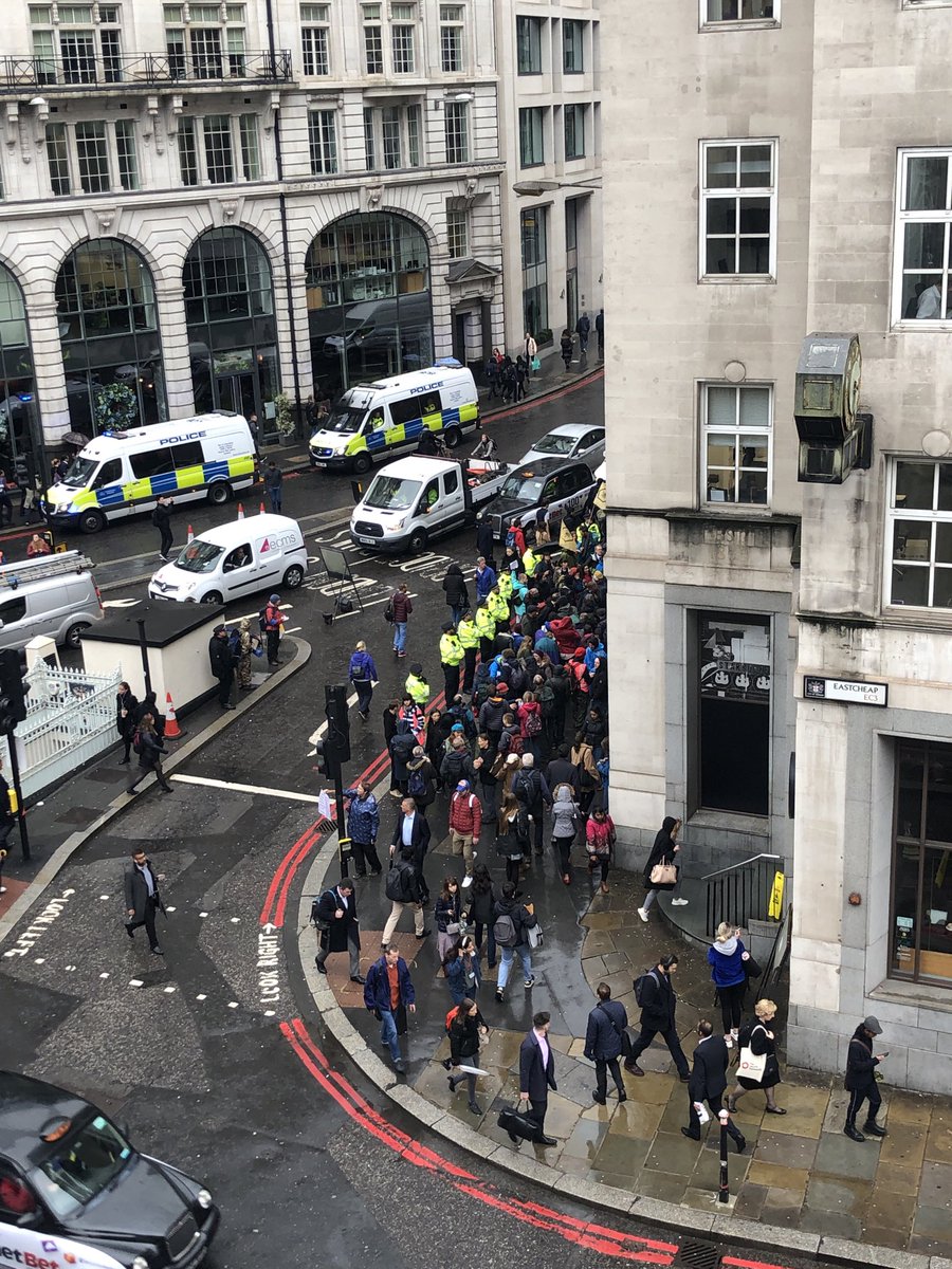 Bushsta's tweet image. Police in force at monument now #ExtinctionRebelion ⁦@BBCBreaking⁩ ⁦@SkyNewsBreak⁩