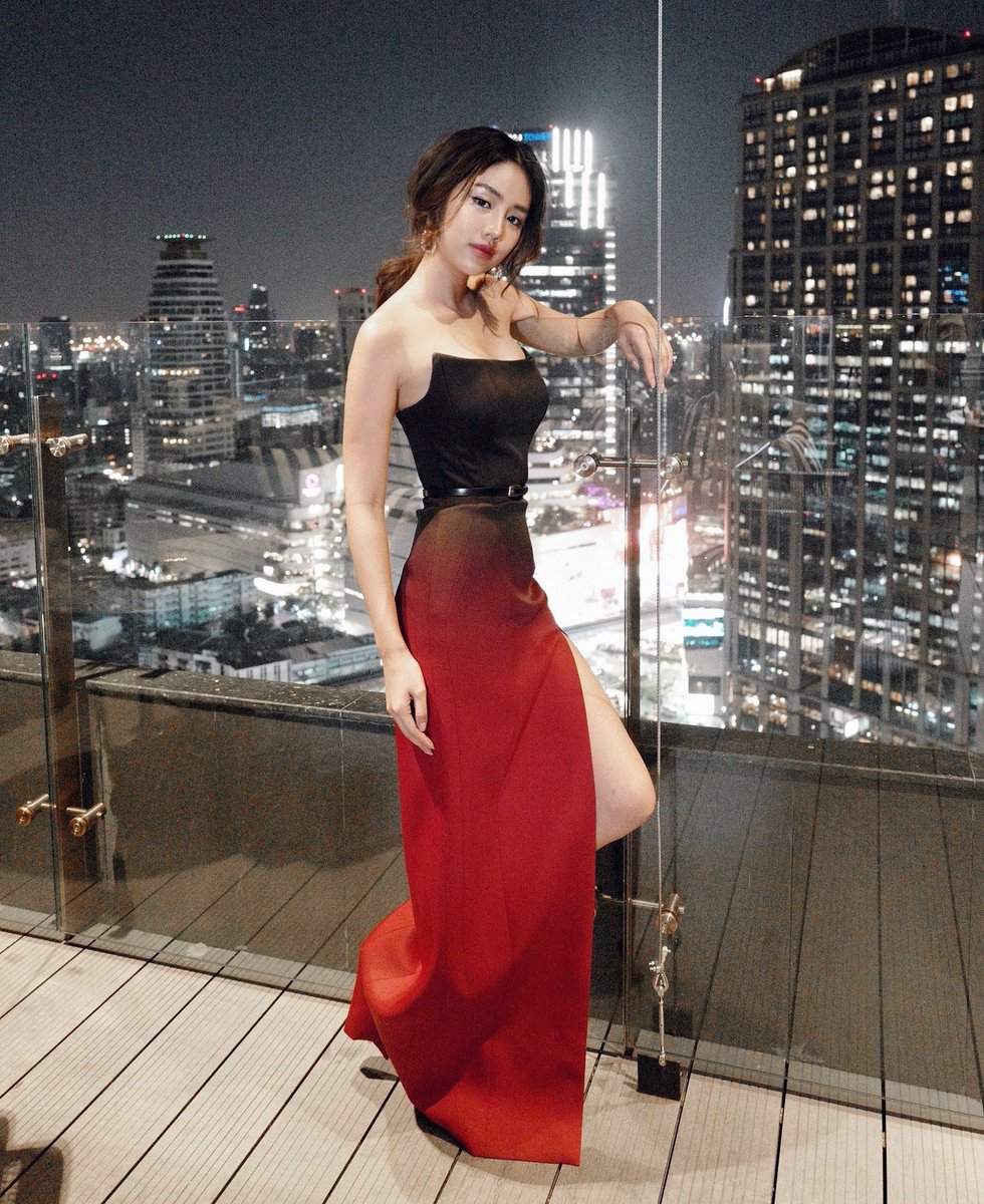 Architastation's tweet photo. แบรนด์ Poem เป็นแบรนด์ไทยที่คัตติ้งดีมากกกก คือใครใส่ก็ดูสวยแพง เอวเล็กลงจริง 🖤❤️ https://t.co/U51PT9mRwA