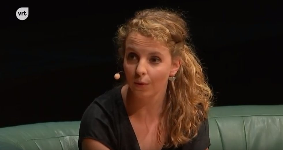 Vocvo_vzw's tweet photo. 👊 Vocvo mooi in beeld op de @VRT Taalavond. Onze collega Sara Jaminé legt glashelder uit hoe het zit met laaggeletterdheid in Vlaanderen. Ze schittert als eerste gast bij Marcel Vanthilt: https://t.co/J8ZnrLFnbW https://t.co/P2C9mxzHlM
