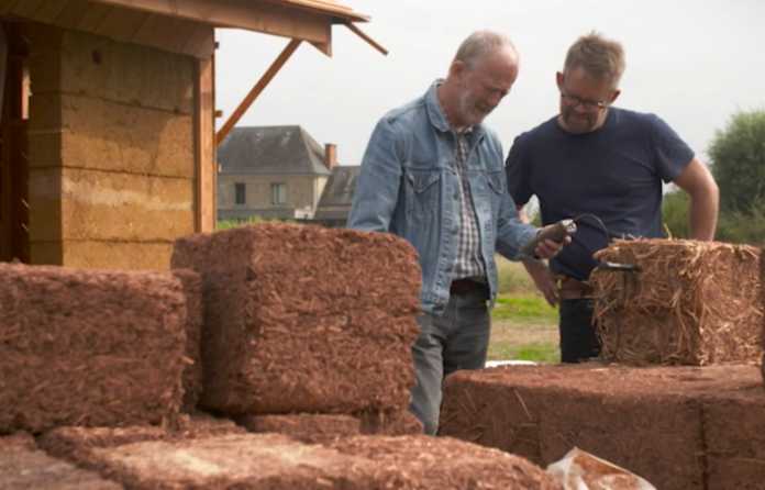 ConstructMgmt's tweet photo. Ancient cob building technique in eco homes pilot https://t.co/GJiPAvy2J7 https://t.co/W3YqPEHFP1