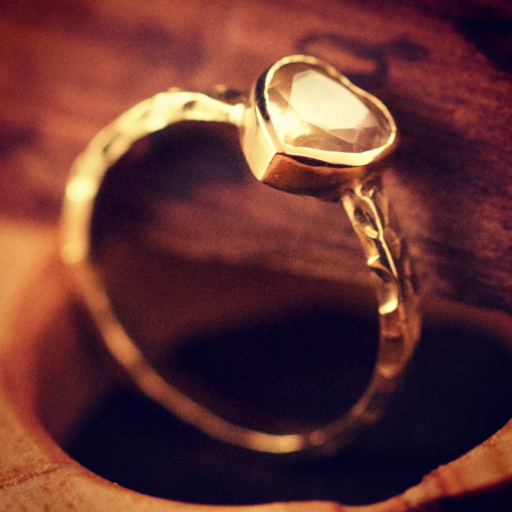 As massive animal lovers here at Jacqueline &amp; Edward, it was a real honour to be commissioned on this project.  What a beautiful way to keep the memory of a loved one close to you at all times. #ashjewellwey #memorialjewellery #neverforgotten #ashring
buff.ly/2RLQxA8