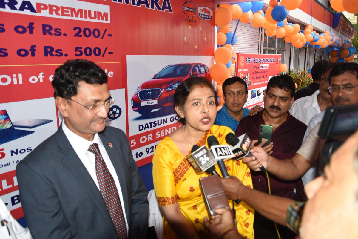 IOCL_Assam's tweet photo. The first sanitary pad vending machine in a retail outlet in Agartala inagurated by Mrs Aloka Bhattacharyya, wife of CGM IOAOD Mr Uttiya Bhattacharyya. This is IndianOil AOD's small contribution to #womenempowerment &amp; #menstrualhygiene. #ioclassam #StreeSwabhiman #AyushmanBharat https://t.co/5oGyuQD3uP