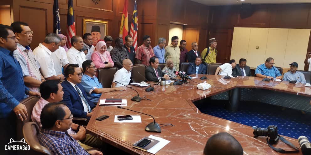 ahmadmaslan's tweet image. 42 drpd 80 yg disenarai #SPRM secara berpasukan berbincang di #PWTC dgn peguam

Kami sepakat membuat laporan #Polis kerana tidak puas hati terhadap kompaun berlipat ganda sedangkan kes #SRC &amp;amp; #1MDB entah bila akan selesai di mahkamah

Peguam kami akan ambil tindakan seterusnya❗️