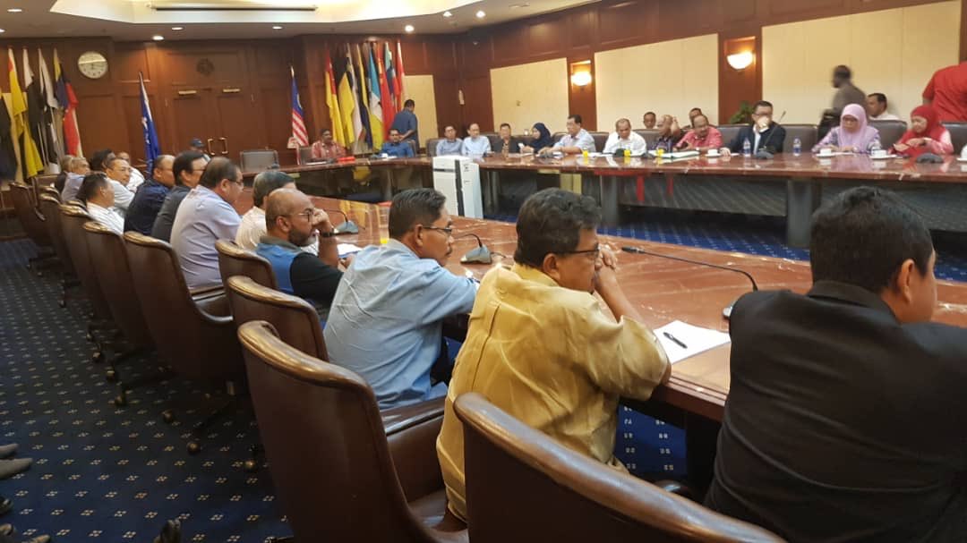 ahmadmaslan's tweet image. 42 drpd 80 yg disenarai #SPRM secara berpasukan berbincang di #PWTC dgn peguam

Kami sepakat membuat laporan #Polis kerana tidak puas hati terhadap kompaun berlipat ganda sedangkan kes #SRC &amp;amp; #1MDB entah bila akan selesai di mahkamah

Peguam kami akan ambil tindakan seterusnya❗️