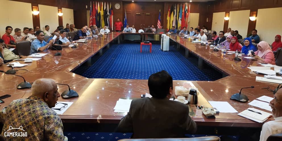 ahmadmaslan's tweet image. 42 drpd 80 yg disenarai #SPRM secara berpasukan berbincang di #PWTC dgn peguam

Kami sepakat membuat laporan #Polis kerana tidak puas hati terhadap kompaun berlipat ganda sedangkan kes #SRC &amp;amp; #1MDB entah bila akan selesai di mahkamah

Peguam kami akan ambil tindakan seterusnya❗️