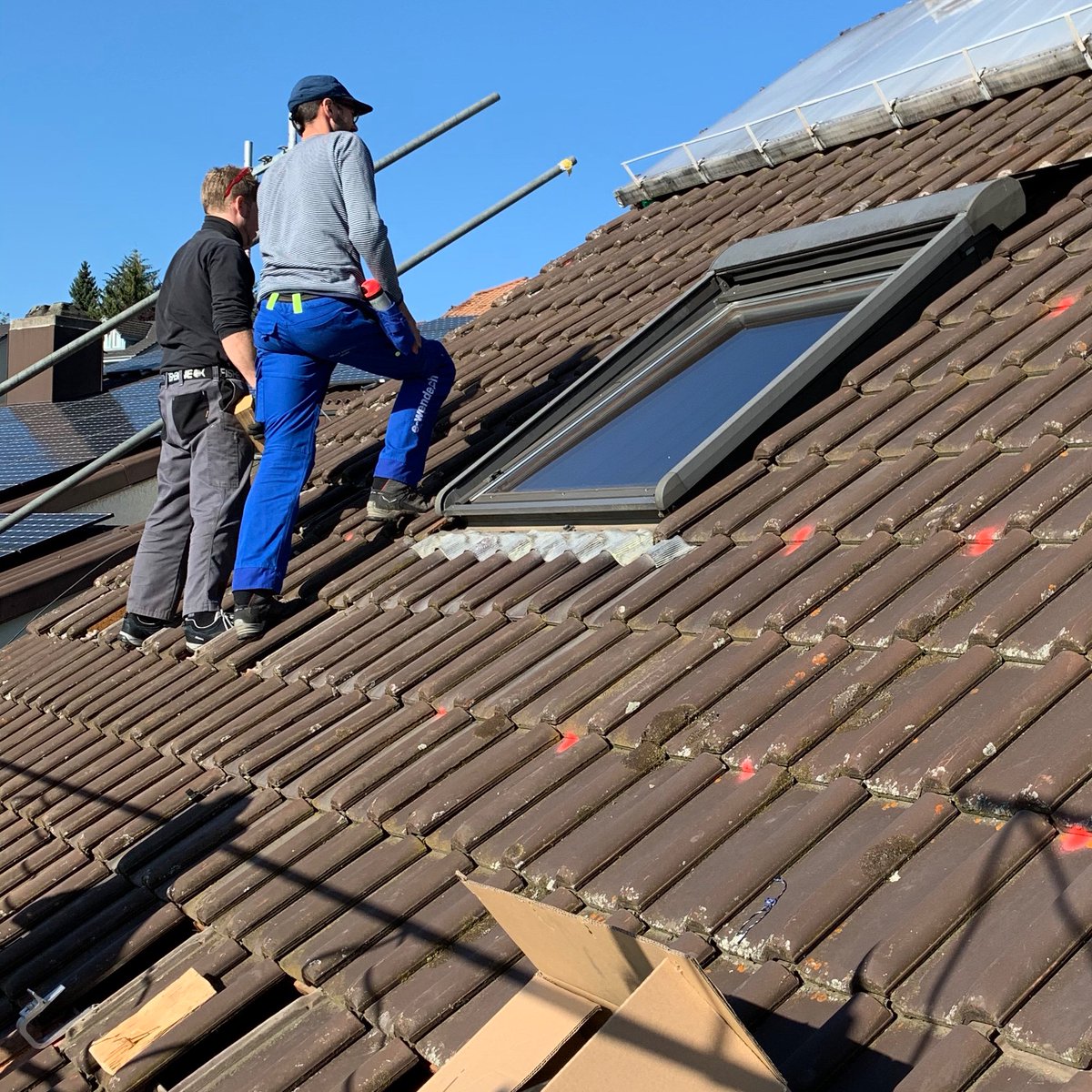 Im #selbstbau mit der #selbstbaugruppe erstellen wir eine #photovoltaik #pva um #eigenerstrom mit #sonnenstrom zu erzeugen! #energiewendejetzt #energiewendegenossenschaft #e_wende_ch #longi #plenticore #homemadepower #kostal #solarenergie #wirbauendieenergiewende
