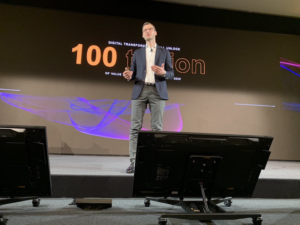 silviobessa's tweet image. It is a privilege to have @gerritkazmaier with us at the #SAPMaxAttention Summit in London   . Very insightful content on Data strategy and #SAPHANA. Our over 200 customers very delighted and happy with the content provided. Thank you @gerritkazmaier