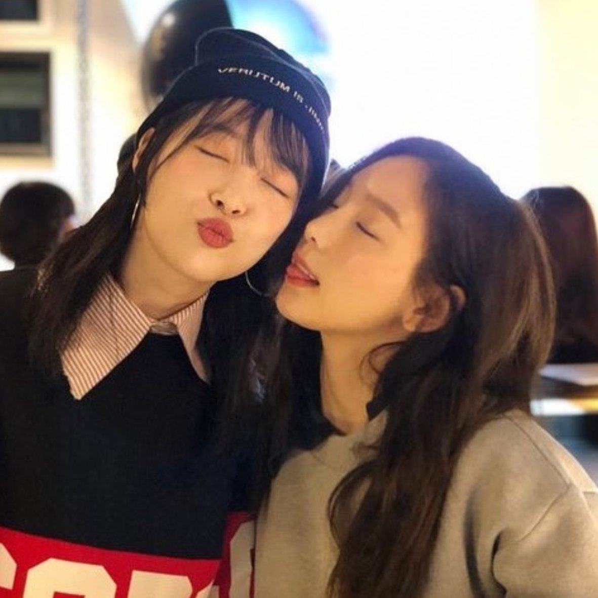 anaeriese's tweet photo. taeyeon lost jonghyun and now lost sulli😭 i can't 😭😭😭😭 taeyeon pls baik baik ya😭

fckng stop cyber bullying😫😫😫😫 https://t.co/oDRLt4PXGn