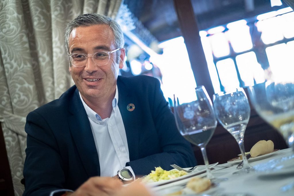 PSOECanarias's tweet photo. El sector agrario necesita una profunda regeneración. Es preciso buscar nuevos mercados que consuman nuestra fruta, de una manera especial el plátano. #LaPalma 

📰 | @MatosCastro en @diariodeavisos 

Entrevista completa ➡️  https://t.co/NXDKjzfdDx https://t.co/0BQDn25aQ9