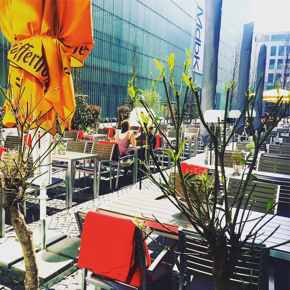 micello_s's tweet photo. Der Sommer ist zurück! Wir erwarten Euch die ganze Woche zum sonnigen Mittag auf unserem Freisitz oder zum entspannten Kaffee Trinken am Nachmittag! ☀️😎💫 Euer Micello’s!

#micellos #leipzig #freisitz #pizza #pasta #grill #bar #sonne #spätsommer https://t.co/QlazQgeZei