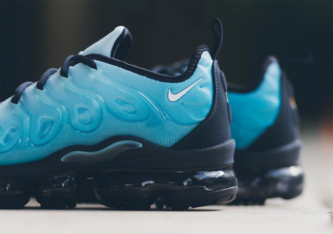 nike vapormax plus baby blue