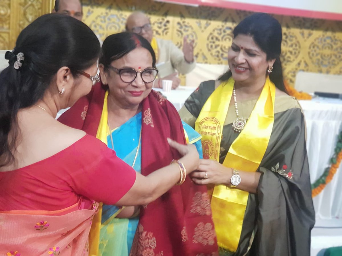 Muzaffarnagarnp's tweet photo. Muzaffarnagar Nagar Palika Parishad Chairperson, Anju Agarwal is recently awarded at Cultural Program &amp; felicitation ceremony organized by All India Agarwal Conference. She was presented with a memento/ award and a beautiful shawl by the authority. https://t.co/JvWlPZWfre