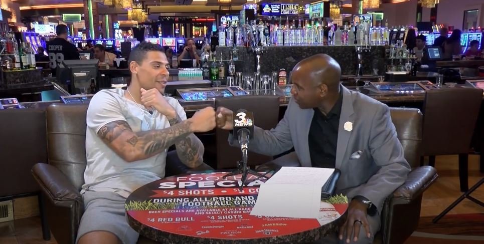 BryanNews3LV's tweet photo. Finally the full LONG VERSION of my interview with @reavo7five We talk about #7five and why it's not called something else, #Reavo the Marrying Man, playing at @TMobileArena as a @GoldenKnights players & his love of @Vegas. @News3LV #VegasBorn @NHL #VGK
https://t.co/JxOeeixwpW https://t.co/hHq7b2XQQn
