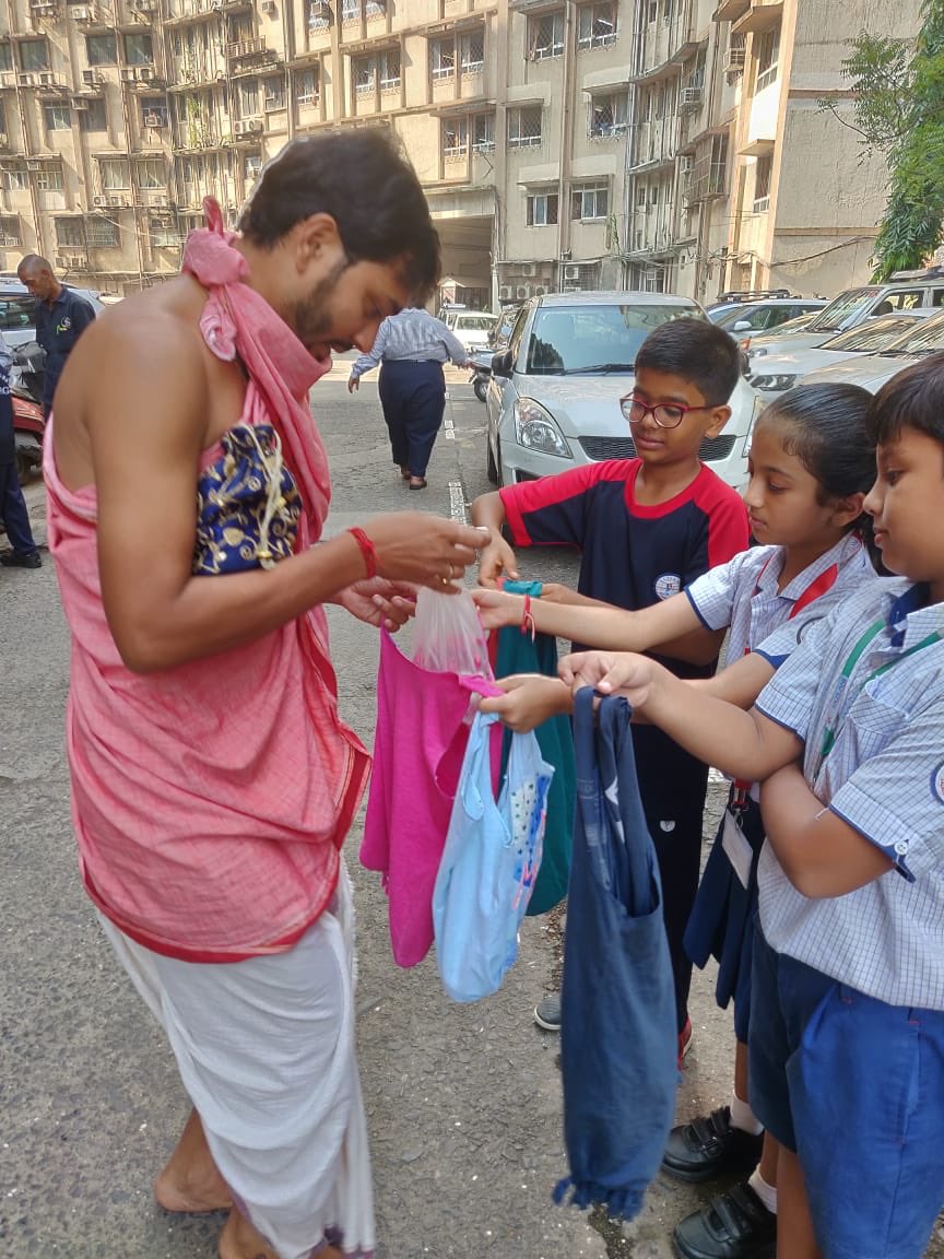 FLAG_Connect's tweet photo. Inspired by Greta Thunberg our students initiated a ‘BYOB’ Movement (Bring Your Own Bag) with old T-shirts In different parts of Mumbai city!! 
@GretaThunberg #inspirational #ClimateChange #SayNoToPlastic https://t.co/KfZfY8tZsG