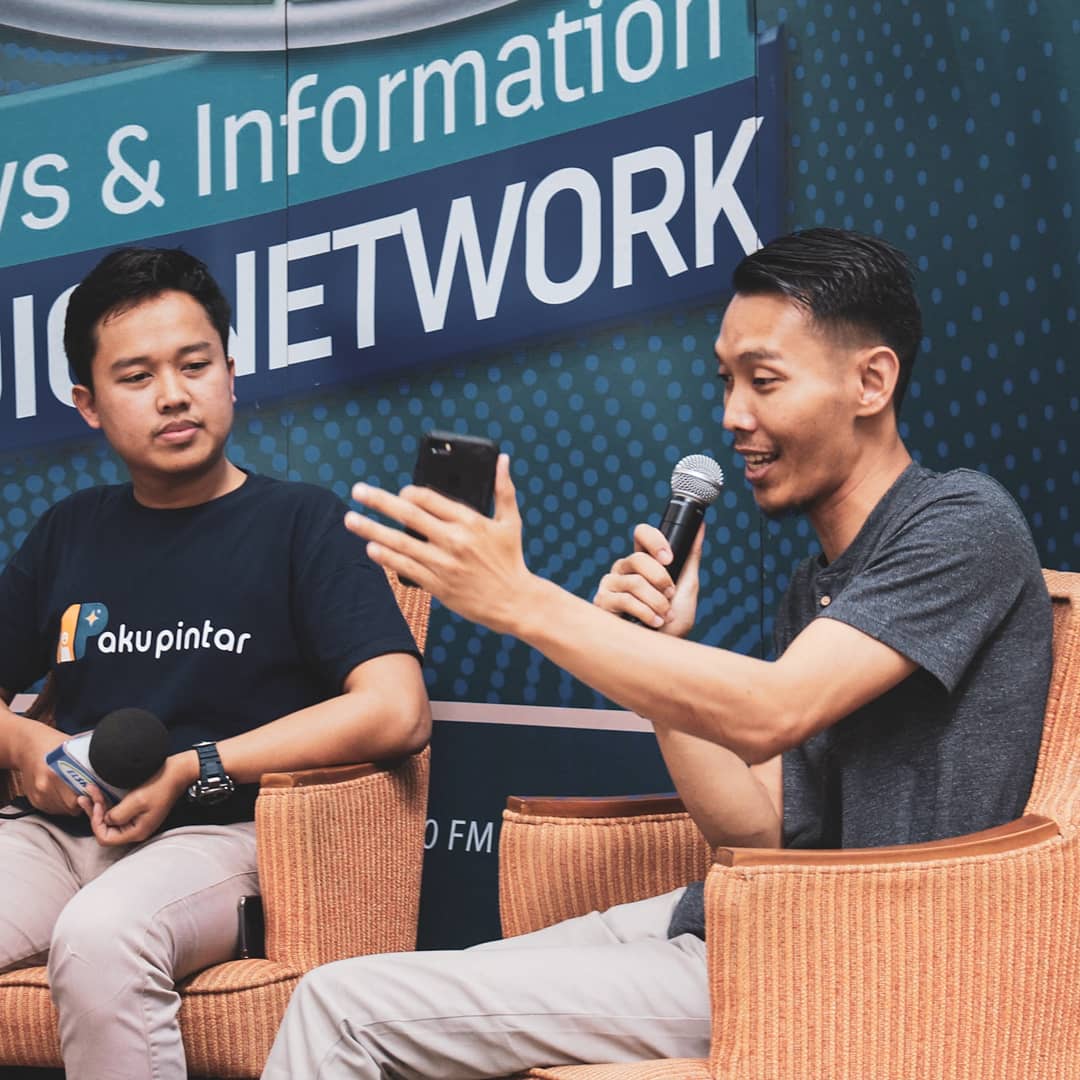 Sahabat Kreatif!
Pada tanggal 12 Oktober 2019 telah berlangsung seminar Teknopreneur show “Pemanfaatan teknologi 4.0 ala generasi milenial” dengan pembicara :
- Ricky Widyananda Putra, M,Sn (Kepala @labmedkom ).
- Lutvianto Pebri Handoko (Founder aplikasi Pendidikan Aku Pintar).