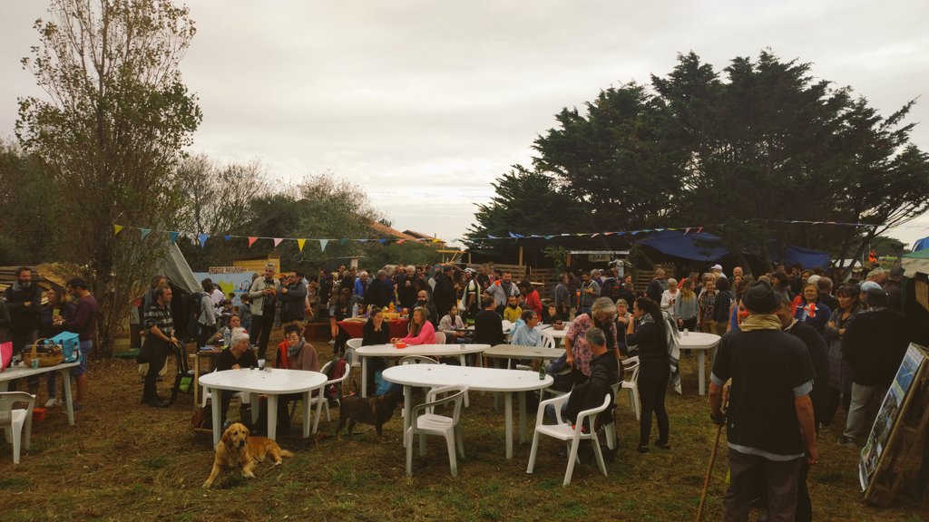 PeupleRevolte's tweet photo. ⚠️ Superbe journée festive hier à la #ZADdelaDune à #Bretignolles(85) pour sa première semaine d'existence et la première semaine sans travaux destructeurs pour le littoral.

➡️ Continuez d'apporter vivres et matériel à la #ZAD, et n'hésitez pas à la rejoindre.

#BalanceTonPort https://t.co/vposNHZPSO