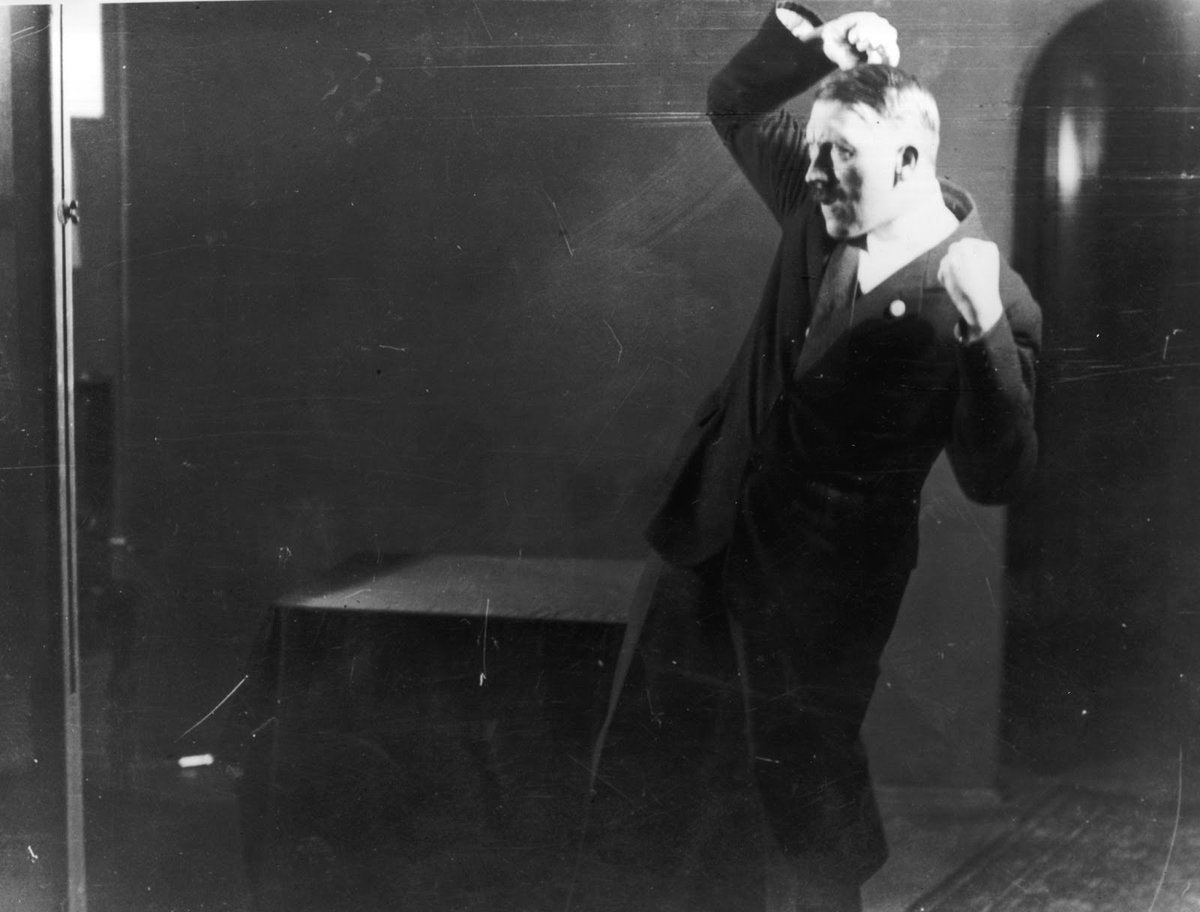 書肆ゲンシシャ 幻視者の集い בטוויטר 演説の練習をするヒトラー 1925年 自らの演説を録音した音声を聞きながら ヒトラーはポーズの練習をしていました ハインリヒ ホフマンの写真館にて撮影させ 写真を見た後 ネガを破棄するよう命じましたが 彼は従い
