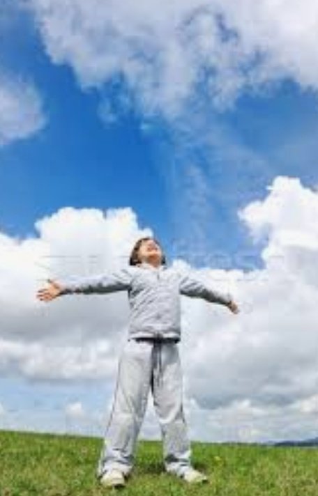 Люди гуляют в парке. Ранняя прогулка и чистый воздух. Чистый парк. Девушка на природе. Прогулки на свежем воздухе.