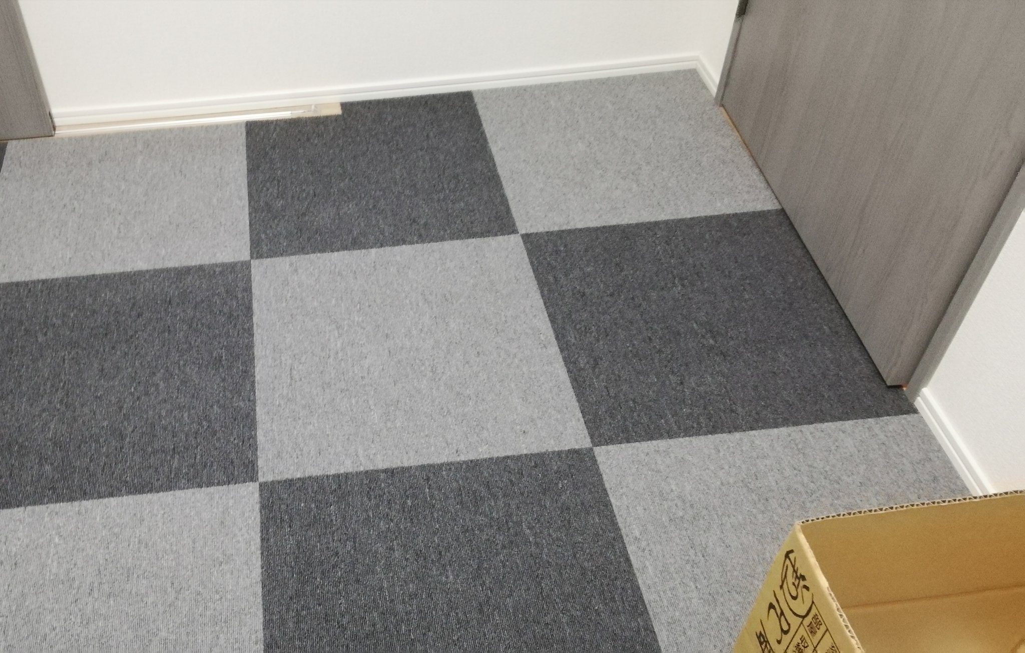 栗助 Myt カインズホームかな 防火タイルカーペット298円のを2色かって 互い違いにしました 部屋まるごとビチビチに敷きました 業務用と同じものなのですごい丈夫です ものすごく重いので運ぶの大変です 部分的に テレビの下とか 冷蔵庫の下にに